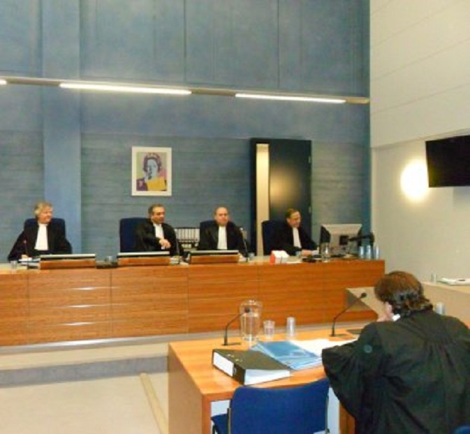 De rechtbank in Almelo. Rechts op de rug gezien de advokaat van Jansen Steur, Van Gaal.