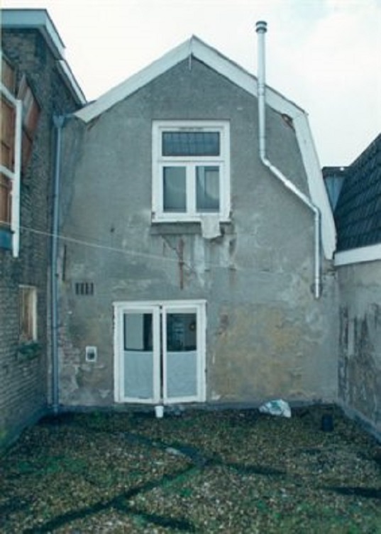 De achterkant van Oudegracht 370bis in Utrecht. Circa 1982, Utrechts Archief. Achter het bovenraampje speelt zich het slot van mijn boek af.