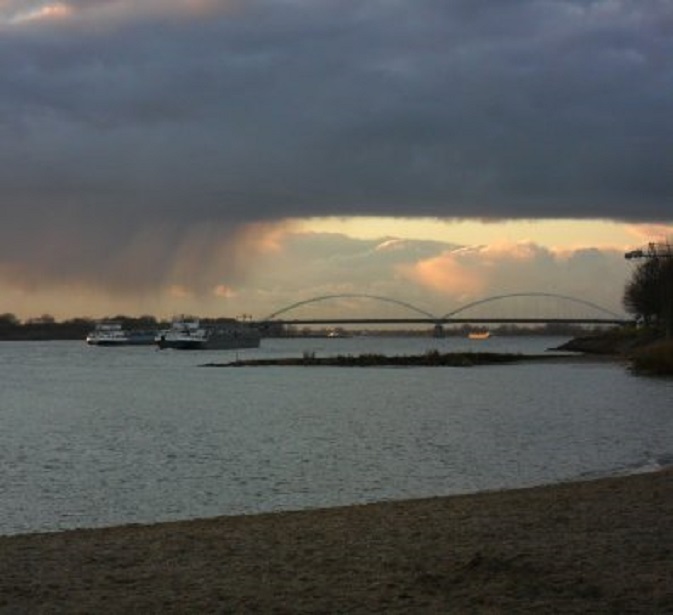 Regenslierten boven de Merwedebrug, vanaf het strandje