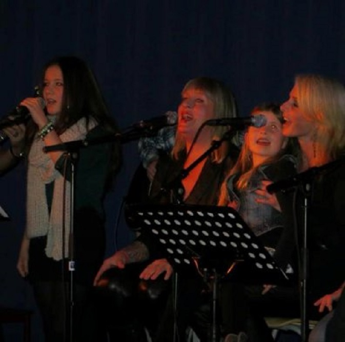 Een deel van de gelegenheidsband 'Family Tree'. Vlnr. Nikita, Saskia Knijft, Esri en Barbara