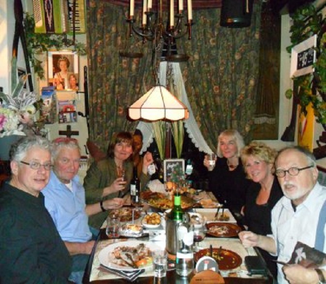 Eethuis 't Centrum, Schelluinen. Vlnr. Wiger, Wil, Arina, (negerbeeld in de vensterbank), Ans, Marianne, ik.