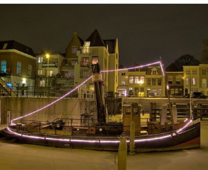 Stoomsleepboot Jan de Sterke in kerstsfeer. (Foto De Gorcumse Courant)
