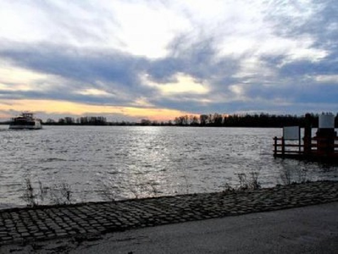 De Merwede is verder gezakt. Links vaart de veerboot naar Woudrichem. (foto Dries de Zwart)