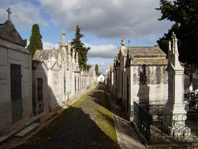 Op het gemeentelijk kerkhof in Lagos. Alsof het een schilderij van Giorio de Chirico.is.