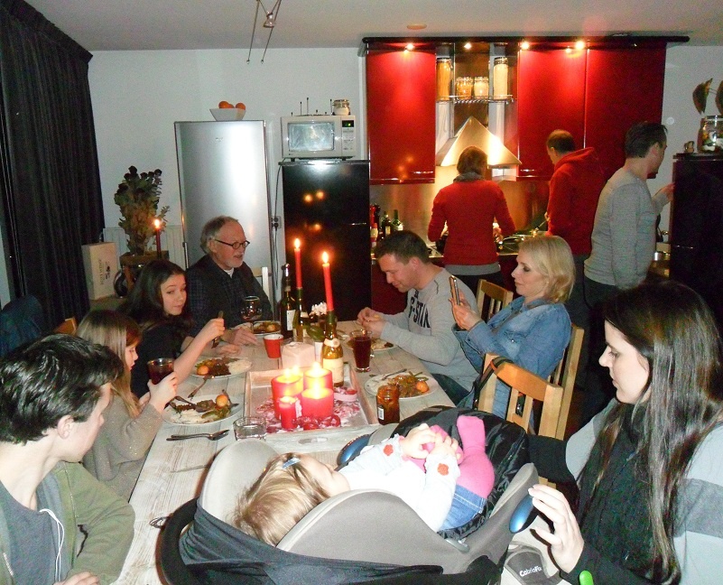 House-warming party bij Derrick & Nicky. Vlnr. Jordin, Esri, Nikita, ik, Michel, Nicky (op de rug), Barbara, Derrick (op de rug), Jeffrey en Tessa. Midden op tafel baby Vajèn. Ans staat er niet op, die heeft de foto gemaakt.