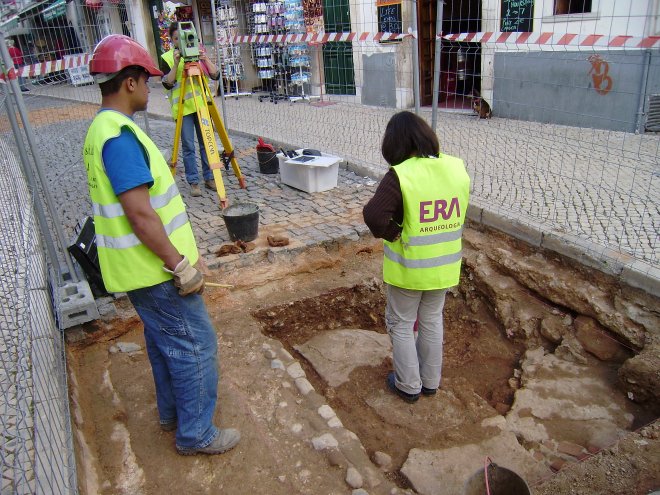 De straat is opgebroken voor archeologisch onderzoek in het centrum van Lagos., voor onderzoek naar het middeleeuws stratenpatroon.