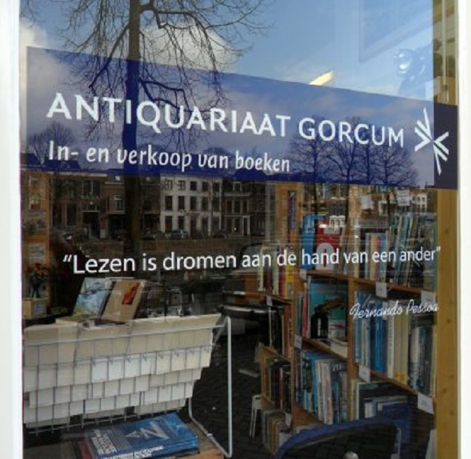 Regel van Fernando Pessoa op een winkelruit van Antiquariaat Gorinchem op de hoek van de Kriekenmarkt en de Robberstraat