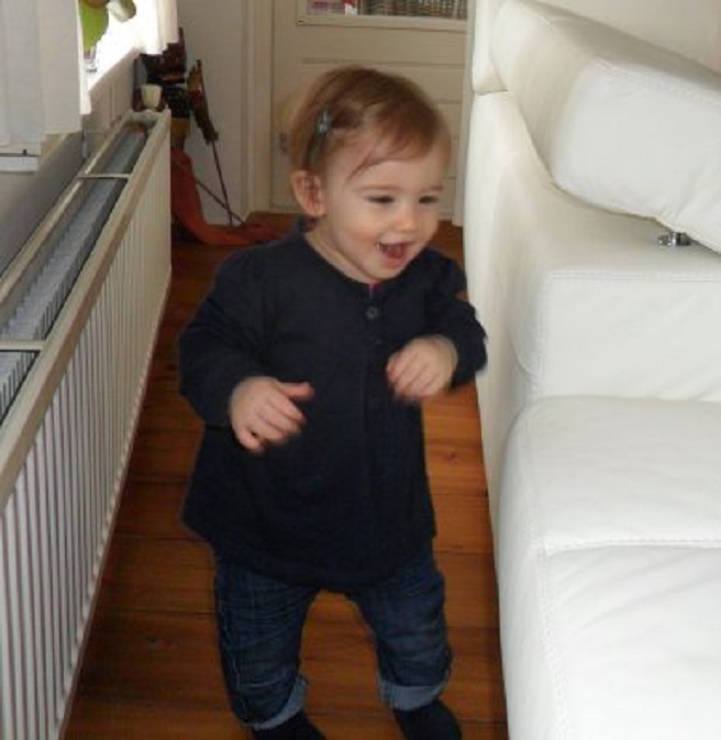 Baby Vajèn, nu ruim tien maanden, loopt al los door de kamer