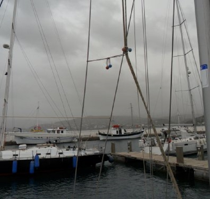 De bewolking is wazig van al het zand dat erin zit