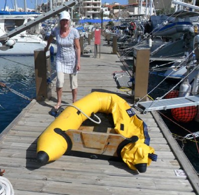 Oppompen van onze oude dinghy. Zou hij lek zijn?