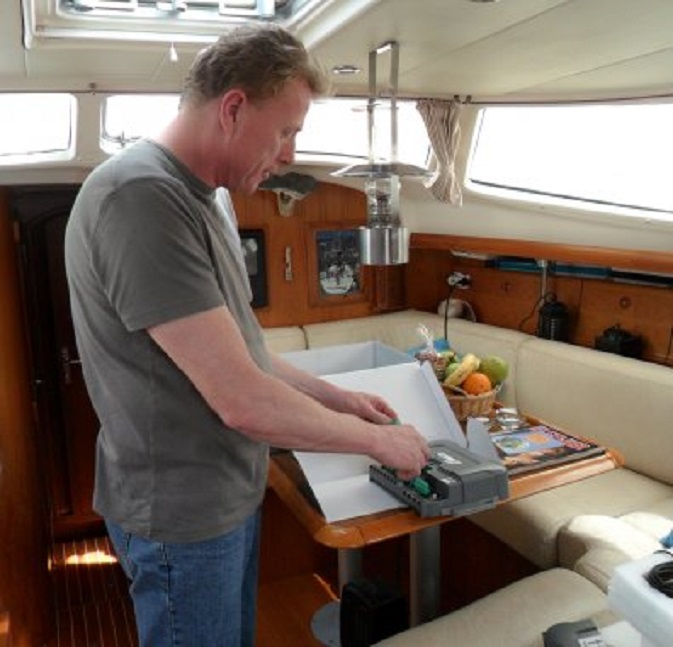 Fons pakt de nieuwe stuurcomputer uit. Helaas de verkeerde uitvoering.