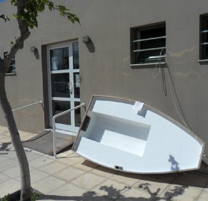 Ons harde bijbootje, creatie van Johan Huy, voor niks naast de ingang van het toiletgebouw