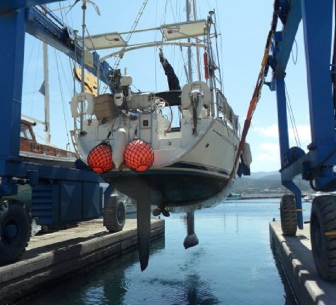 Ons scheepje wordt uit het water gelicht, na drie jaar
