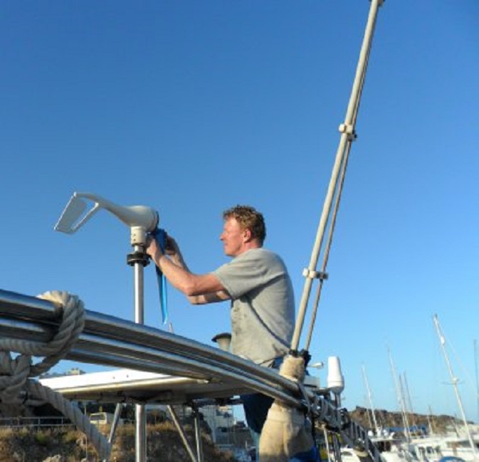 Fons schroeft de nieuwe rotorbladen op de windgenerator