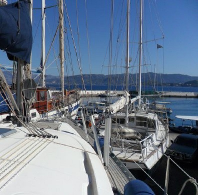 De boten die voor ons op de wal staan