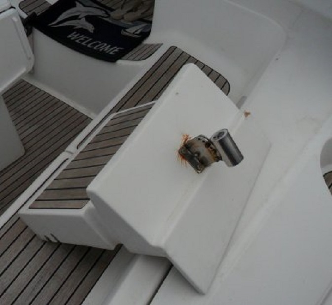 Het doorstapbankje moet nodig opgeknapt worden