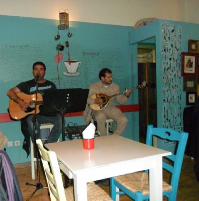 De muzikanten in de taverna van gisteravond