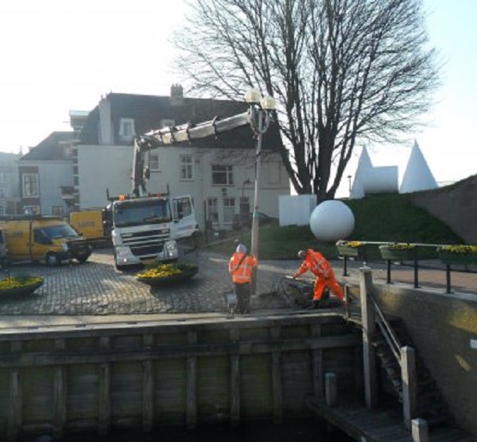 De verwijdering van een bollentype lantaarn aan de haven