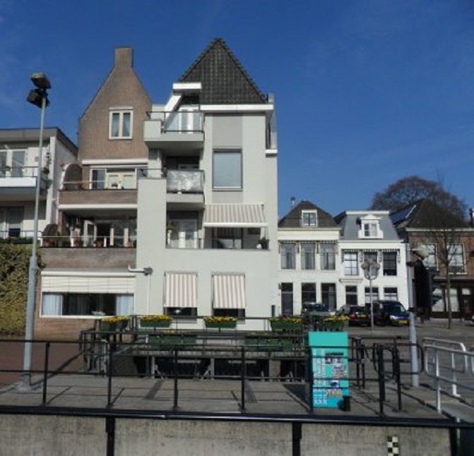 De ochtendzon schijnt op onze ramen en op die van de bovenburen. Zie de afstemming in kleur en patroon van de zonneschermen!