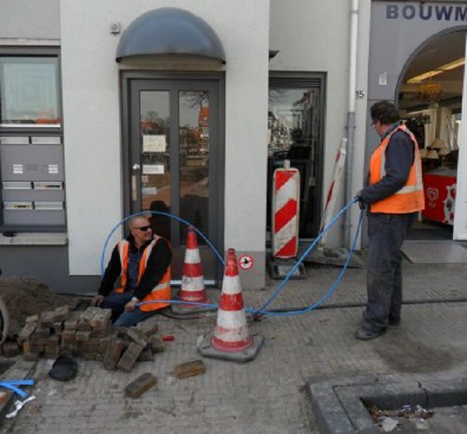 Werklui bezig met de voorbereiding van glasvezel. Niet voor ons.