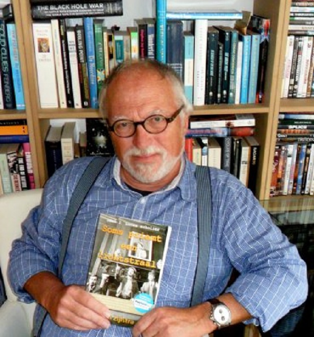 Apentrots met mijn literair debuut.