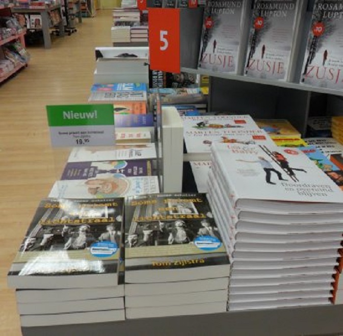 Mijn boek op een goede plek bij de Bruna in het Piazza Center. Met een bordje!