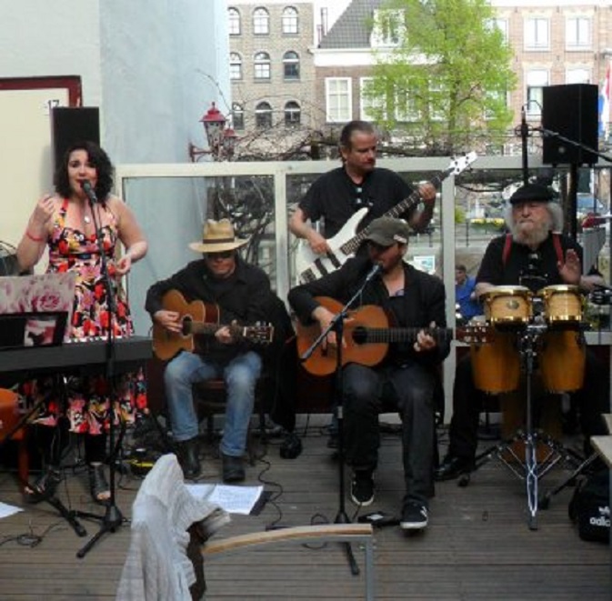 De onbekend Latin-band op het terras van Restaurant/Café Soestdijk