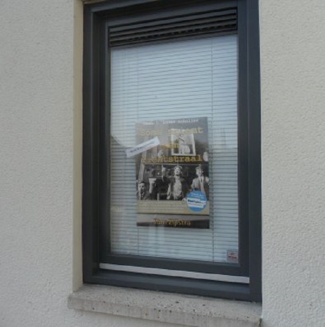 Boekaffiche op ons slaapkamerraam.