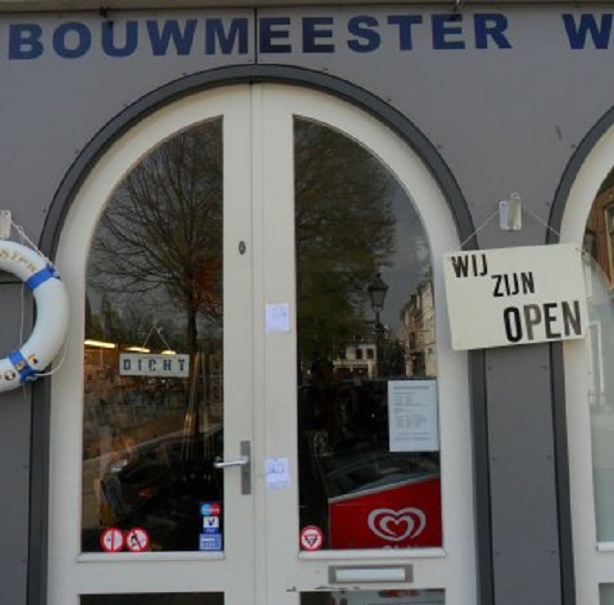 De watersportwinkel bj ons naast communiceert niet steeds duidelijk