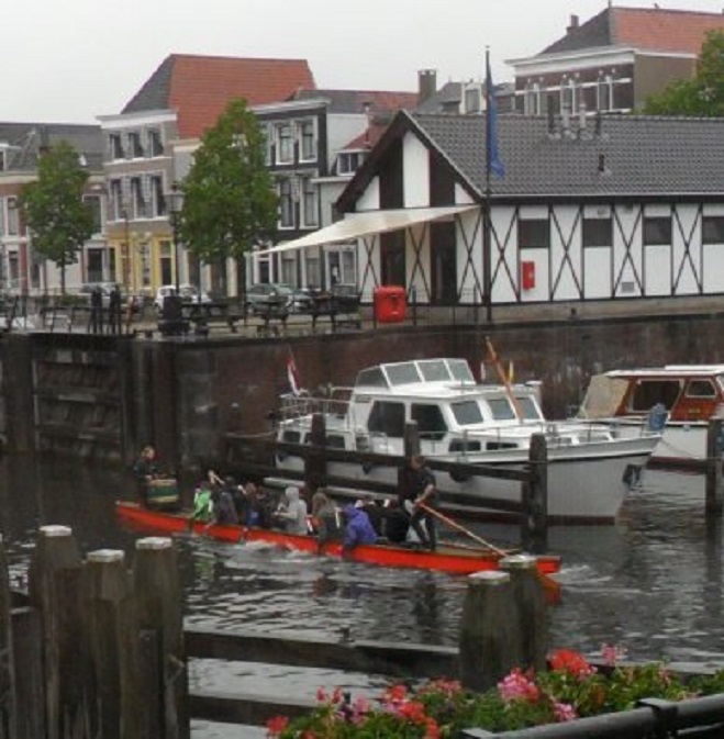 Een drakenboot oefent in de haven