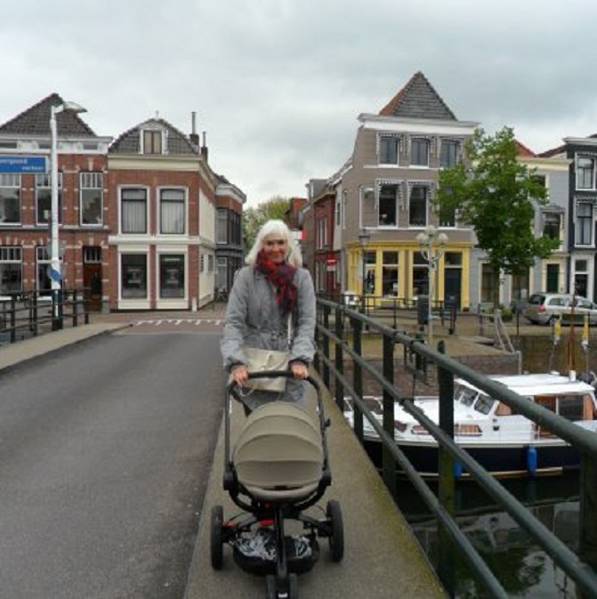 Met de kleine Vajèn op de Peterbrug. Geen bloembakken meer aan de railing. Op de achtergron in het geel het antiquariaat van Rijk & Joke