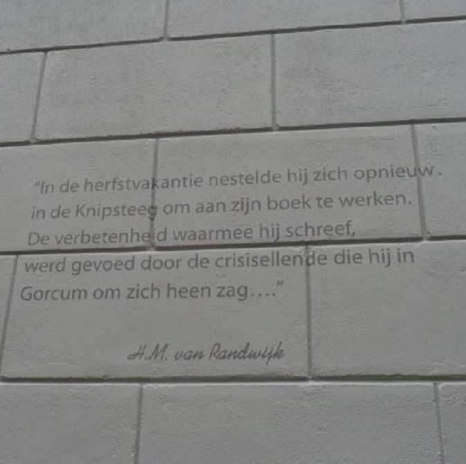 Tekst van Henk van Randwijk op Knipsteeg 11. Onderdeel van de Poëzieroute
