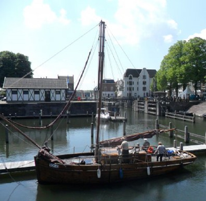 Een antieke, Scheveningse logger (?) in de Lingehaven