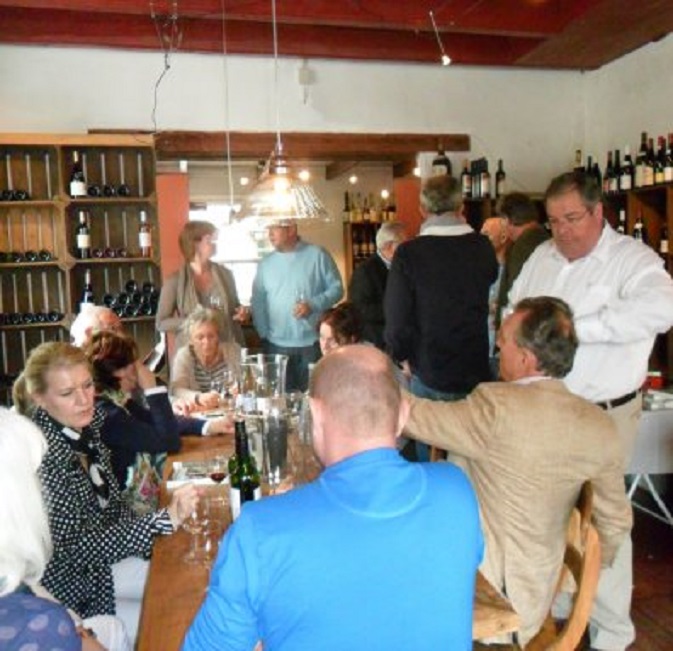 De 'literaire wijnproverij' in Wijnhuis Heukelum. Helemaal rechts Inge Hogerdijk