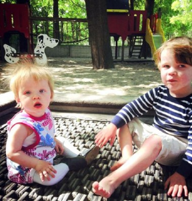 Mijn kleinkinderen Lisa (l) en Thijs (foto Pijke)