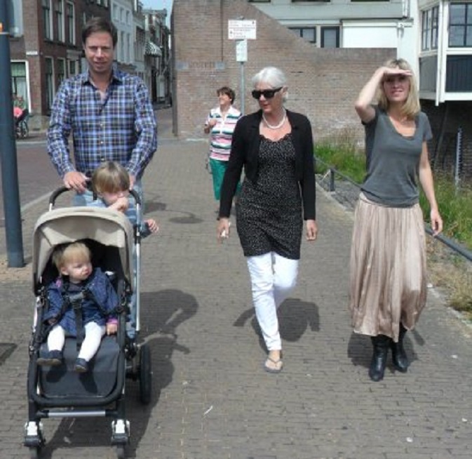 Aan de wandel op Buiten de waterpoort: vlnr. Pijke met Thijs en Lisa, Ans en Floor