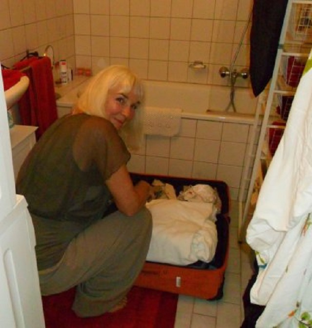 Ans is in de badkamer aan het pakken