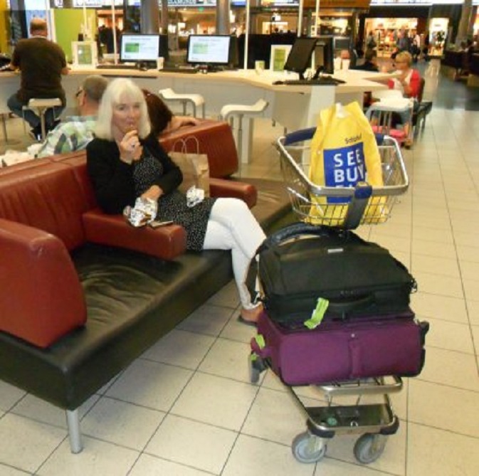 Wachten op Schiphol, heel vroeg in de morgen