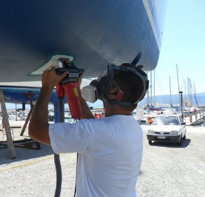 Kostas schilt de buitenste laag laminaat weg op de zwakke plek