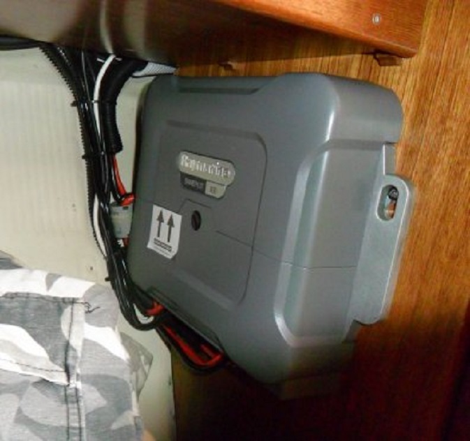 De nieuwe koerscomputer in de bakboord garderobekast