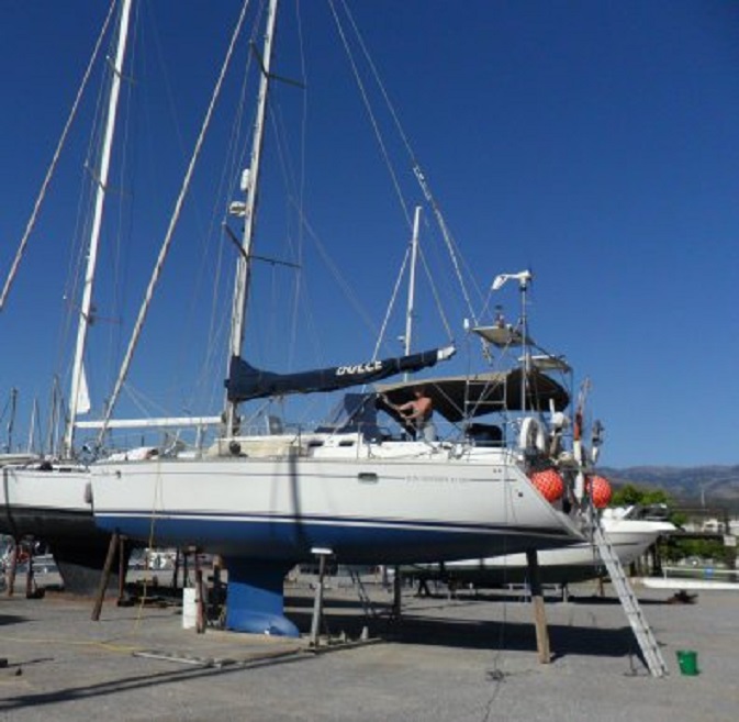 Dulce 'on the hard'. De groene emmer aan de voet van de ladder is de toiletemmer voor 's nachts
