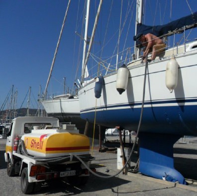 Vanmorgen nemen we 220 liter diesel in