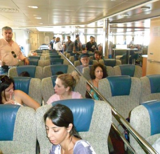 De economy-class van de ferry. Zoek de schipper