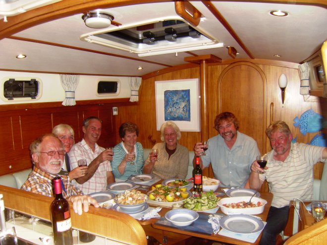 Een vrolijke avond paella eten in de kajuit van Forty Love. Vrnl Trevor, Marc, Frances, Anne, David, Ans en Tom. Julie maakte de foto