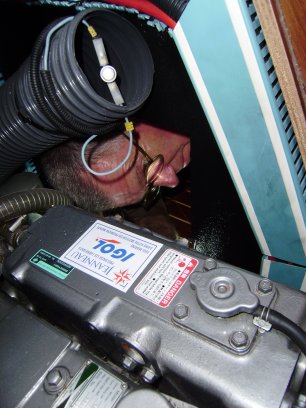 John Holloway bezig met de bedrading aan de achterkant van de dynamo