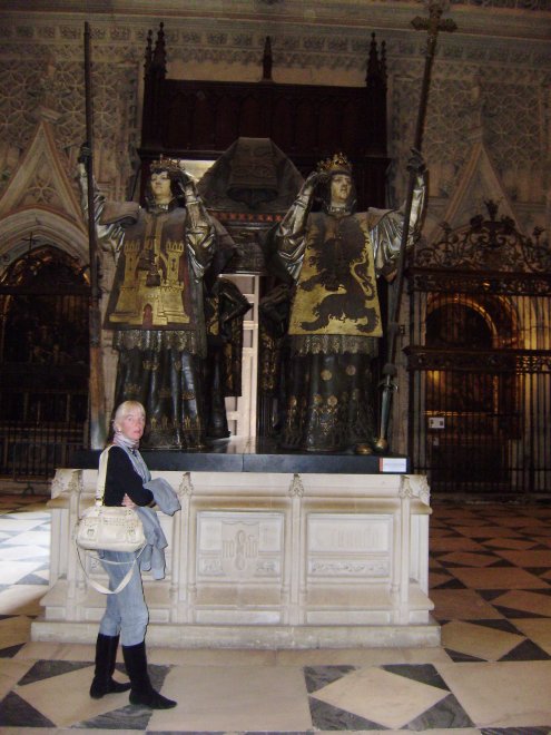 Ans bij de graftombe van Columbus in de grote Kathedraal van Sevilla