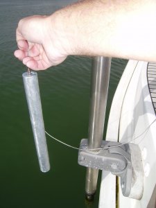 De extra zinkanode, die als verklikker voor electrolyse dient