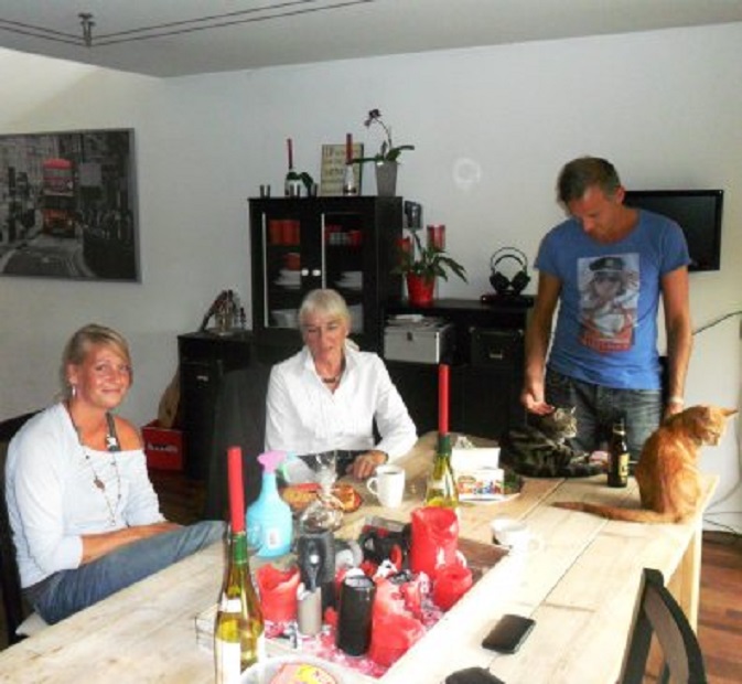 Vlnr. schoondochter Nicky, Ans en haar zoon Derrick en één van hun drie poezen