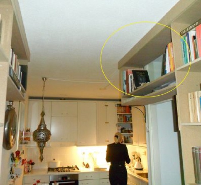 In de gele cirkel het nieuwe kastje voor de kookboeken. Direct bij de keuken, zie je wel? Let op het tegenoverliggend kastje, boven de deur van mijn studeerkamer. Een fraai spiegelbeeld.