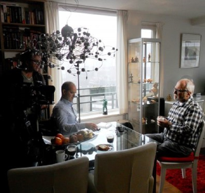 Dirk Schouten en ik bereiden aan tafel het interview voor. Links de camaraman.